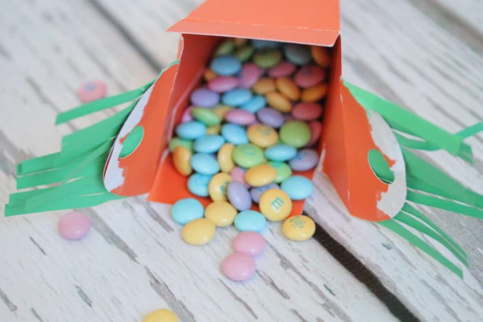 These Candy-Filled Paper Carrot Boxes would be perfect for your Easter Egg Hunt! #easter #papercrafts #easterideas 